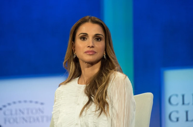 نسقي اللون الأزرق على طريقة الملكة رانيا العبد الله يعتبر اللون الأزرق لونا ملكيا وتفضله العديد من الشخصيات الملكية ويبرعن في تنسيقه بمختلف تدرجاته