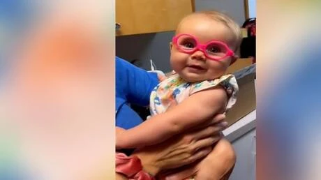 شاهد ردة فعل رضيعة ترى بوضوح للمرة الأولى (فيديو) متفرقات وشاركت الأمريكية دانا ديتمر مقطع فيديو على لابنتها بيتا وهي ترتدي زوجا من النظارات الوردية، وسرعان ما انتشر الفيديو بسرعة،