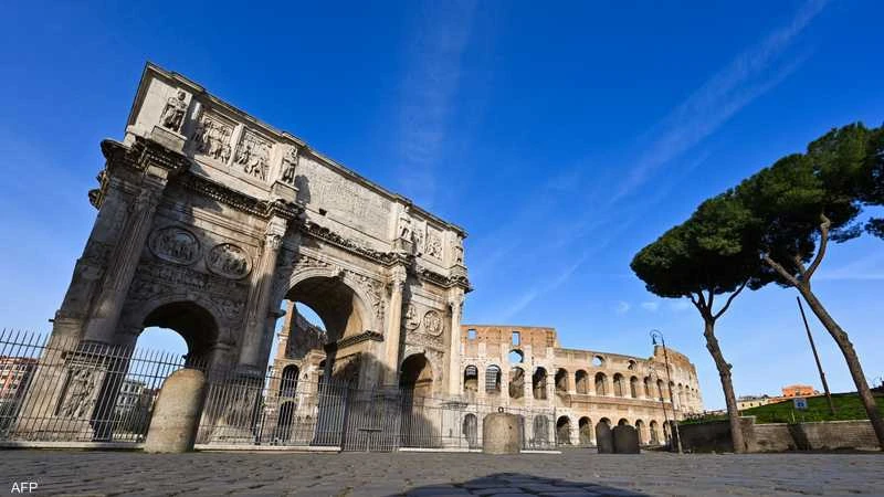 صاعقة تضرب قوس قسطنطين الأثري في روما أخبار منوعة وطرائف تعرض قوس قسطنطين، قرب معلم الكولوسيوم في روما، لأضرار بسبب صاعقة ضربته، يوم الثلاثاء، خلال عاصفة عنيفة تخللها هطول أمطار غز