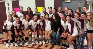 سيلينا جوميز تفاجئ لاعبات كرة الطائرة بمدرسة ثانوية في كولورادو تعرف على التالي سيلينا جوميز تفاجئ لاعبات كرة الطائرة بمدرسة ثانوية في كولورادو، حضرت المغنية العالمية سيلينا جوميز