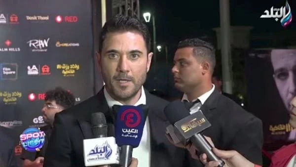 أحمد عز يرثي منتجي شركة سينرجي الأربعة في حفل توزيع جوائز دير جيستحرص الفنان أحمد عز علي توجيه الشكر الي المنتجين الراحلين في حادث سير ، وذلك اثناء