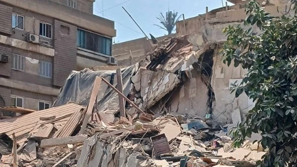 إنقاذ سيدة من تحت أنقاض عقار أرض الجولف المنهار نجحت قوات الإنقاذ فى انتشال سيدة على قيد الحياة، من تحت أنقاض العقار رقم 30 بشارع محمد عبد الهادى