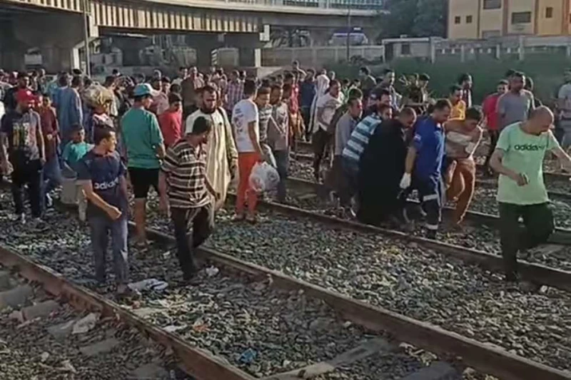 أثناء تخطي القضبان.. مصرع شقيقين صدمهما قطار الصعيد في المنيا لقي شقيقين مصرعهما، اليوم الخميس، صدمهما قطار الصعيد، أثناء تخطي قضبان السكك الحديدية،