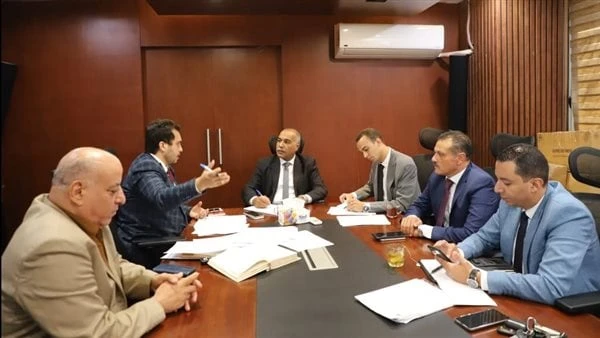 تعديلات 3 قوانين على مائدة حوار نقابة العاملين بالبترول نظمت النقابة العامة للعاملين بالبترول برئاسة المحاسب عباس صابر، ورشة عمل لمناقشة بعض المقترحات حول مشروع قانون العمل الجديد،