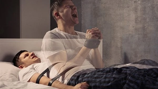 هل الجاثوم جن وكيفية التخلص منه؟ يرعب النائم والإفتاء تضع حلا نبويا لمواجهته هل الجاثوم من الجن ؟ الجاثوم هو الكابوس الذي يقع على الإنسان في نومه وليس هو خرافة ولا أسطورة، بل هو حق