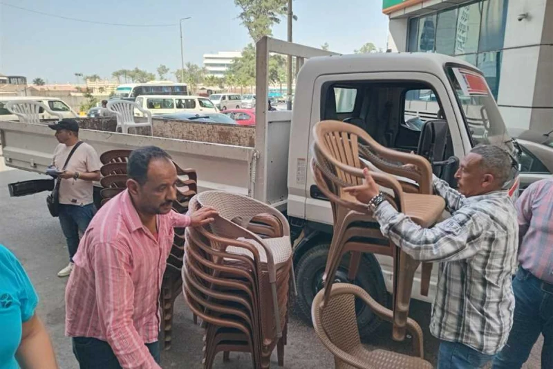 غلق وتشميع 18 منشأة تجارية في الإسكندرية شنت أحياء الإسكندرية بالتنسيق مع قوات الشرطة، حملات مكبرة لإزالة الإشغالات والتعديات على حرم الطريق العام