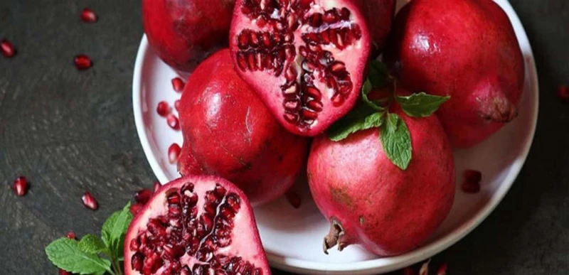 تعزز صحة القلب وتخفض الكوليسترول.. تعرف الثمرة الحمراء ذات الفوائد الصحية المتعددة صحة فهي تقي من الأمراض وتقوي جهاز المناعة بفضل محتواها العالي من