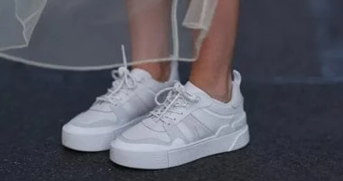 الكوتشي الأبيض أساسي فى المدرسة.. كل اللي محتاج تعرفه عن طريقة تنظيفه المرأة والمنوعات في أيام المدرسة، لا غنى للكثيرين عن الحذاء الرياضي الأبيض الذى يصلح في اليوم المدرسي الرياضى،