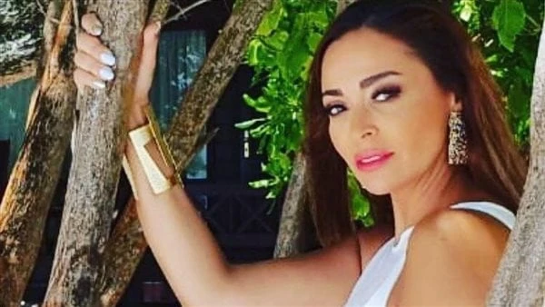 إطلالة ملكية.. داليا البحيري تبرز أناقتها بالقفطان المغربيشاركت الفنانة داليا البحيري، متابعيها صورة جديدة عبر حسابها الشخصي على موقع التواصل