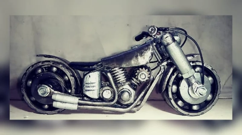 ساحر الخردة.. الكراكيب تحف فنية بيد مصطفى أمين مصطفى أمين، رجل من مواليد محافظة الإسكندرية، أب لطفلين ويعمل في متجره أبو حمزة لإصلاح وصيانة العدد الكهربائية، يهوى منذ زمن إعادة تدو