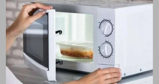 خرافات شائعة عن الطهي الصحي.. الميكروويف أفضل من القلي وليس العكس لايف ستايل يسعى كثيرون لتناول وجبات صحية اعتمادا على مكونات الطعام وأدوات الطهي، لكن في طريقه لتحسين حياتهم قد يتع