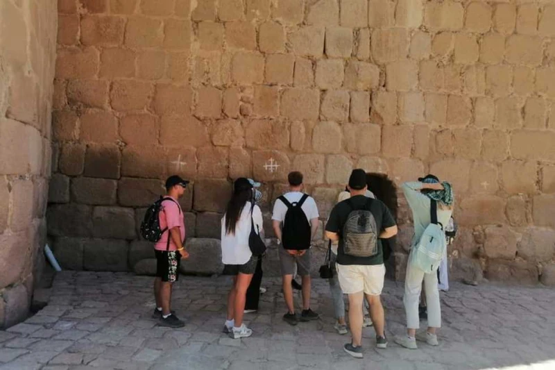 إقبال كبير من السياح على زيارة معالم سانت كاترين بجنوب سيناء تتميز مدينة سانت كاترين بأنها أجمل طقس خلال شهور الصيف لارتفاعها عن سطح البحر وجبالها