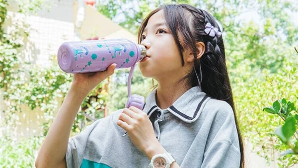 زجاجات مياه مدرسية تسبب أضرارا كارثية.. اعرف أنواعهامع اقتراب موسم الدراسة يذهب الكثير من الآباء والأمهات لشراء زجاجات المياه المصنوعة من البلاستيك