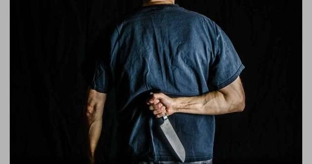 العراق.. رجل ينحر زوجته أمام أطفالهما وطالباتها في النجف لايف ستايل أفاد مصدر أمني في محافظة النجف العراقية بإقدام زوج على نحر زوجته أمام أطفالها