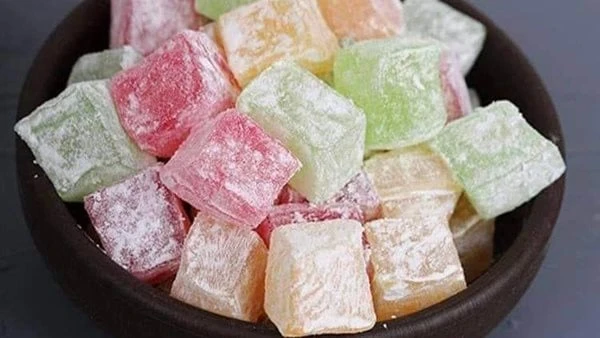 ب10 جنيهات.. طريقة عمل الملبن بنصف كوب سكر إذا كنت تحاولين عمل أصناف حلاوة المولد في المنزل بتكاليف بسيطة، نقدم لك اليوم طريقة عمل الملبن.المقادير:- 4 أكواب ماء- 12 كيلو سكر أبيض-