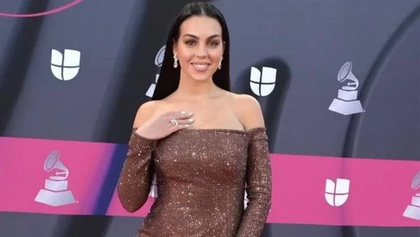 ناقد موضة يحرج جورجينا بسبب فستانها شاهد حرصت عارضة الأزياء الإسبانية جورجينا رودريجيز، على مشاركة متابعيها عبر حسابها الرسمي على موقع تبادل الصور و الفيديوهات الأنستجرام، بصورا من