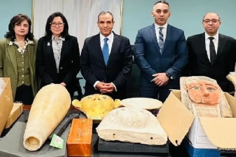 مصر تسترد قطعا أثرية من أمريكا زار الدكتور بدر عبدالعاطي، وزير الخارجية والهجرة وشؤون المصريين في الخارج، أمس السبت، مقر القنصلية العامة المصرية في نيويورك، على هامش أعمال الدورة 7