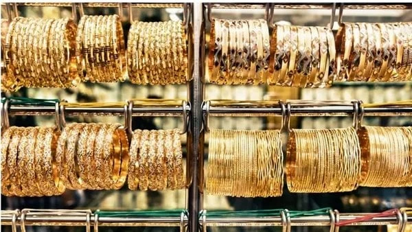 4000 جنيه تحرك جديد في سعر الذهب .. وهذا ثمن عيار 24 شهدت أسعار الذهب اليوم تحركا جديدا في سوق الصاغة بعد تراجع الأمس، متأثرة بارتفاع سعر الاوقية في