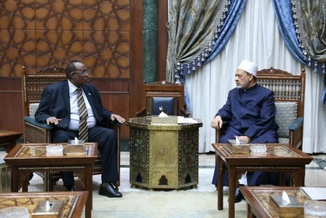 شيخ الأزهر يستقبل السفير الصومالي لبحث سبل تعزيز الدعم الدعوي والتعليمي لأبناء الصومال شيخ الأزهر يستقبل السفير الصوماليافاق عربيةاستقبل فضيلة الإمام