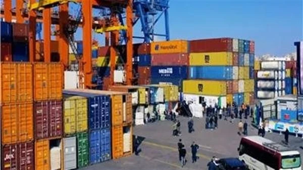 بدء الدفعة الأولى من مستخلصي الجمارك المتقدمين لبرنامج ماجستير الجمارك المهنيةأعلنت شعبة مستخلصي الجمارك بالإسكندرية ونقابة العاملين بالجمارك ونقابة