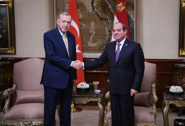 باحث سياسي: زيارة الرئيس السيسي لتركيا تأكيد لمرحلة جديدة من العلاقات قال الدكتور محمد خيري، الباحث في الفلسفة السياسية، إن زيارة الرئيس عبد الفتاح