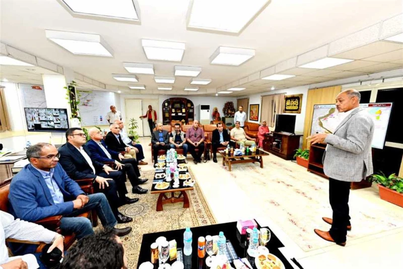 وزير الإسكان ومحافظ الأقصر يتابعان سير العمل بمختلف القطاعات في طيبة الجديدة عقد المهندس شريف الشربيني، وزير الإسكان والمرافق والمجتمعات العمرانية،