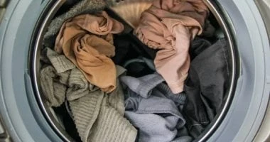 5 أشياء لا يجب غسلها إلا بالماء الساخن.. الملابس الرياضية والمناشف أبرزها المرأة والمنوعات قد يظن البعض أن الماء الساخن هو الخيار المثالي ل غسيل الملابس والأقمشة بشكل عميق. لكن، عل