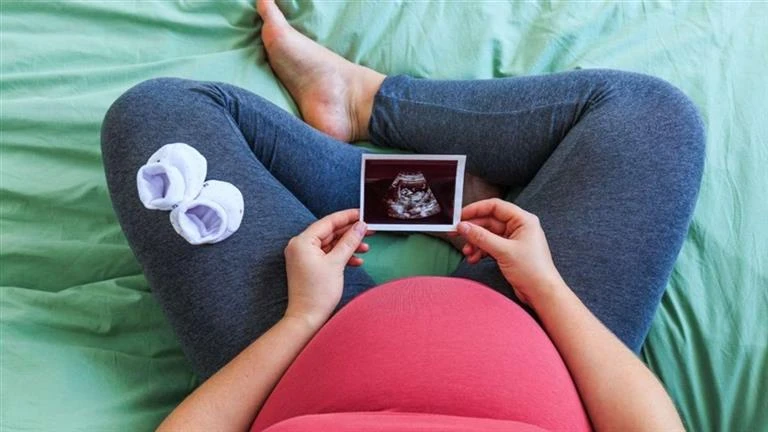 دراسة جديدة تكشف عن أسرار العلاقة بين الأم والجنين لايف ستايل 05:30 ص الأربعاء 18 سبتمبر 2024 هل تعلم أن رحلة الأمومة تبدأ بتغيرات عميقة في الدماغ؟ أظهرت دراسة حديثة أن دماغ المرأة