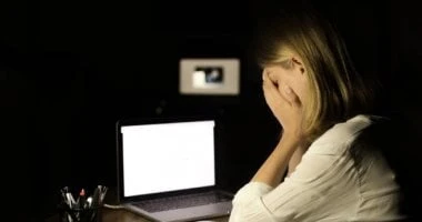 9 خطوات لحمايتك من التحرش على السوشيال ميديا.. لازم تنفذيها المرأة والمنوعات التحرش الإلكتروني هو نوع من السلوك العدائي الذي يتم عبر وسائل التواصل الاجتماعي حيث يستهدف شخصا فتاة وي