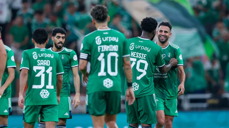 () أثار طفل مبتور الساق يشجع نادي الأهلي السعودي تفاعلا واسعا بعد أن انتشر فيديو له وهو يذهب لحضور حفل افتتاح متجر النادي تحت المطر وفي ظل ظروفه الصحية الصعبة. وانتشر مقطع فيديو يظ