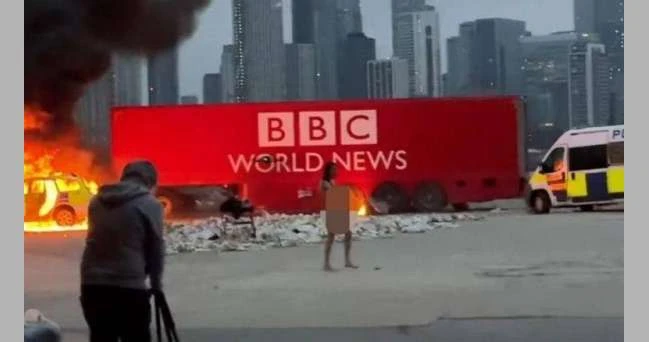 يمشي عاريا بالشارع.. متحرش وراء الانفجار المرعب في لندن لايف ستايل كشفت تقارير النقاب عن الانفجار الهائل الذي وقع في موقع تصوير فيلم بالقرب من ساحة 2