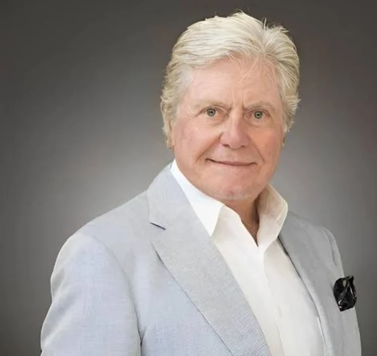 حسين فهمي لو شفت محمود قابيل مش حاسلم عليه ابدا-الفنان محمود قابيل قال انه يتمنى يكون شنطة في ايد ميرفت أمين .. ايه تعقيبك ع الكلام ده ؟؟اعقب على ايه