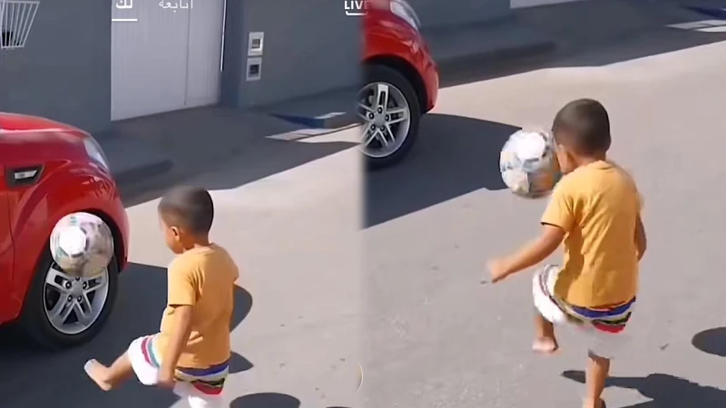 طفل عمره 4 سنوات يبهر المارة باحترافيته في لعب كرة القدم .. فيديو اخر خبر في مشهد لفت أنظار المارة في أحد الشوارع، تألق طفل لا يتجاوز عمره الأربعة