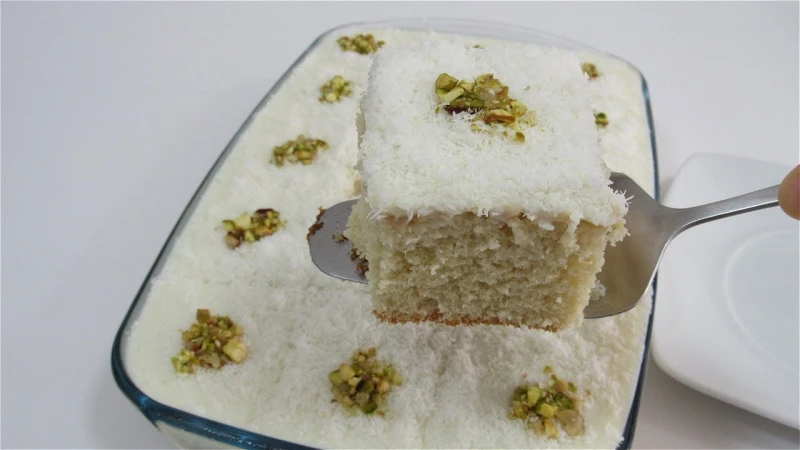 حضري كيكة جوز الهند اللذيذة بخطوات سهلة وبمكونات متوفرة لديكتعتبر كيكة جوز الهند من الحلويات الخفيفة والمحبوبة لدى الكثيرين بفضل قوامها الهش ونكهتها