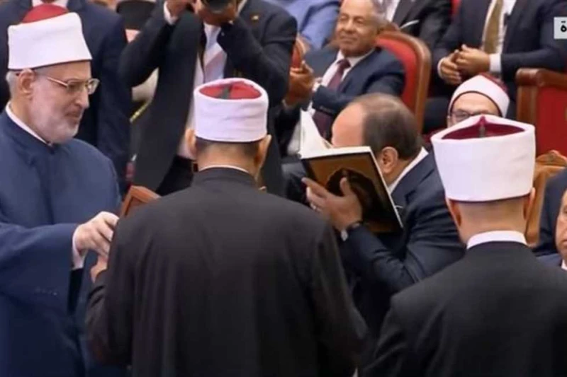 شيخ الأزهر يهدي السيسي النسخة الأولى من الترجمة الإنجليزية لمعاني القرآن أهدى فضيلة الإمام الأكبر شيخ الأزهر الشريف الدكتور أحمد الطيب، الرئيس عبدالفتاح السيسي رئيس جمهورية مصر الع