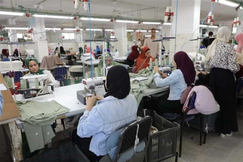محافظ المنيا يتفقد مصنعا لتصدير الملابس الجاهزة تفقد اللواء عماد كدوانى محافظ المنيا، مصنع لينا تكستيلز ابر ايجيبت لصناعة الملابس الجاهزة في قرية بني
