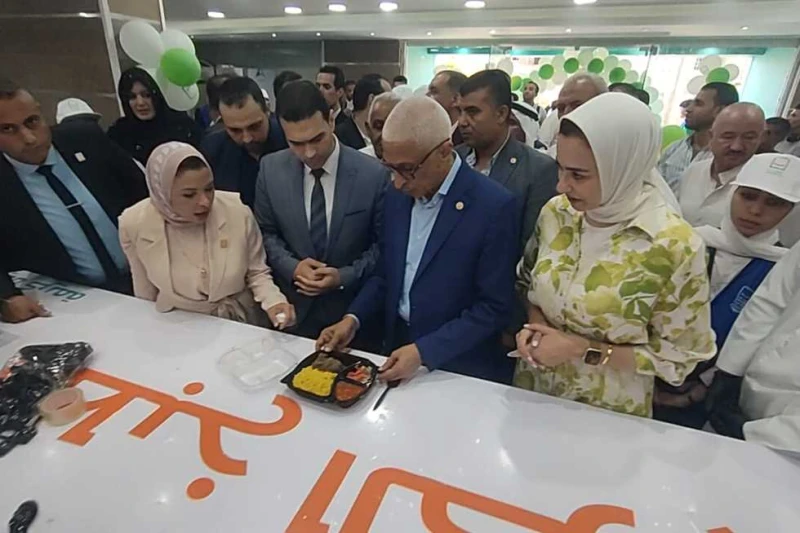 لإعداد 15 ألف وجبة شهريا.. محافظ شمال سيناء يفتتح مطبخ الكرم بالعريش (صور) افتتح اللواء دكتور خالد مجاور محافظ شمال سيناء، مساء اليوم، أول مطبخ مركزي في مدينة العريش والذي تقيمه مؤ