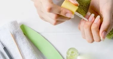 أسهل طريقة لإصلاح تلف الأظافر بعد المانيكير الجل.. 4 خطوات فقط المرأة والمنوعات الحصول على أظافر جميلة منمقة، ولامعة هو حلم كل فتاة، حيث إن الأظافر تعطي شكلا جميلا لليد، وتعطي انطب