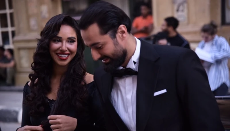 أحمد حاتم ينهي أزمة عمر أفندي.. ماذا حدث؟ افاق عربية - وجه الفنان علي الطيب اعتذارا لصناع مسلسل عمر أفندي، بعد اتهامه لهم بسرقة جملة حاجة 13 خالص، التي اشتهر بها في أحد أعماله السا