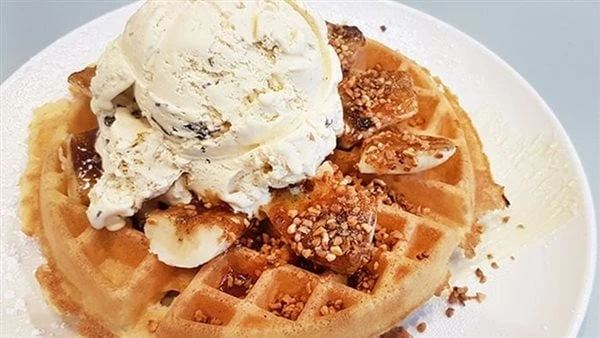 مناسبة للفطور.. طريقة عمل وافل بلجيكيتعتبر طريقة عمل وافل بلجيكي هو فطائر محمصة يتم تحضيرها في آلة الوافل الخاصة، وهي تأخذ شكل مربع أو دائرة، منقوشة بمربعات صغيرة، وتكون مقرمشة من 