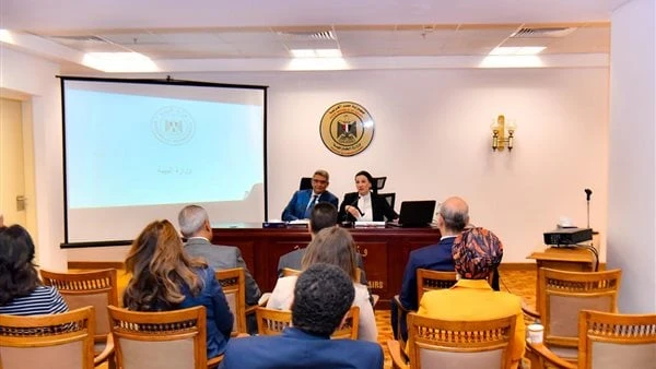 وزيرة البيئة تستعرض أمام سفراء مصر الجدد أبعاد قضايا البيئة والمناخالتقت الدكتورة ياسمين فؤاد وزيرة البيئة، بعدد من سفراء مصر الجدد قبيل سفرهم لتولى