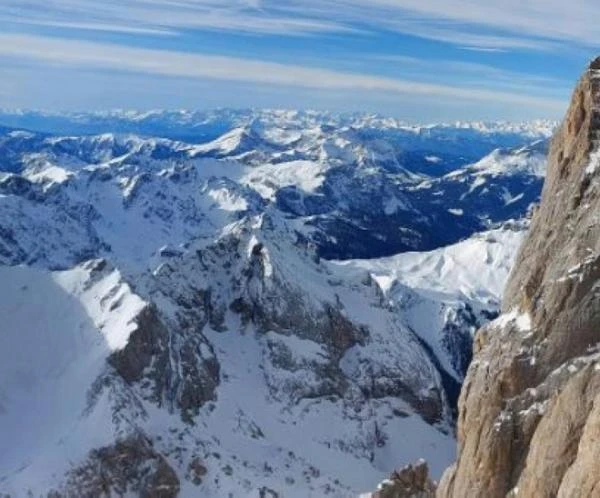 أضخم جليد في إيطاليا قد يختفي عام 2040 بانوراما عمون - أعلن فريق من العلماء الإيطاليين أن جليد مارمولادا، أضخم جليد في الدولوميت شمالي إيطاليا، قد يختفي بحلول عام 2040. وقالوا: فقد