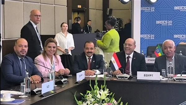 قمة بريكس تجمع وفد عمال مصر بمحمد جبران في سوتشي.. ماذا ناقشوا؟التقى محمد جبران وزير العمل، وفد اتحاد نقابات عمال مصر برئاسة عبد المنعم الجمل، وذلك