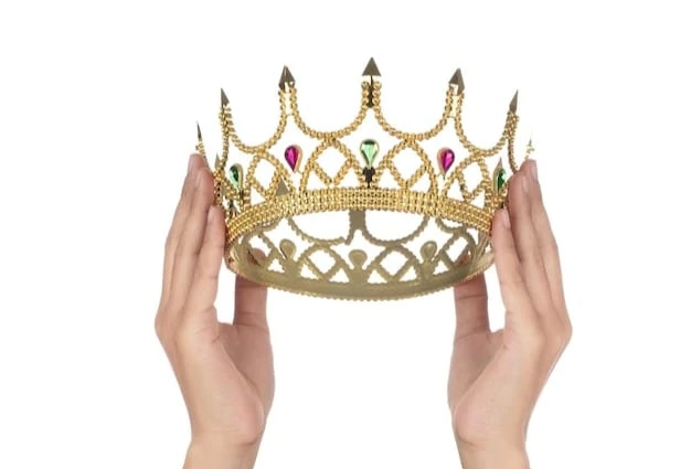 رأي خاص- صراع محموم للفنانين على الألقاب أزمة إفلاس أم انهيار؟ صراع الفنانين على الألقاب بات محموما في السنوات الأخيرة وكأنها قضية حياة أو موت.