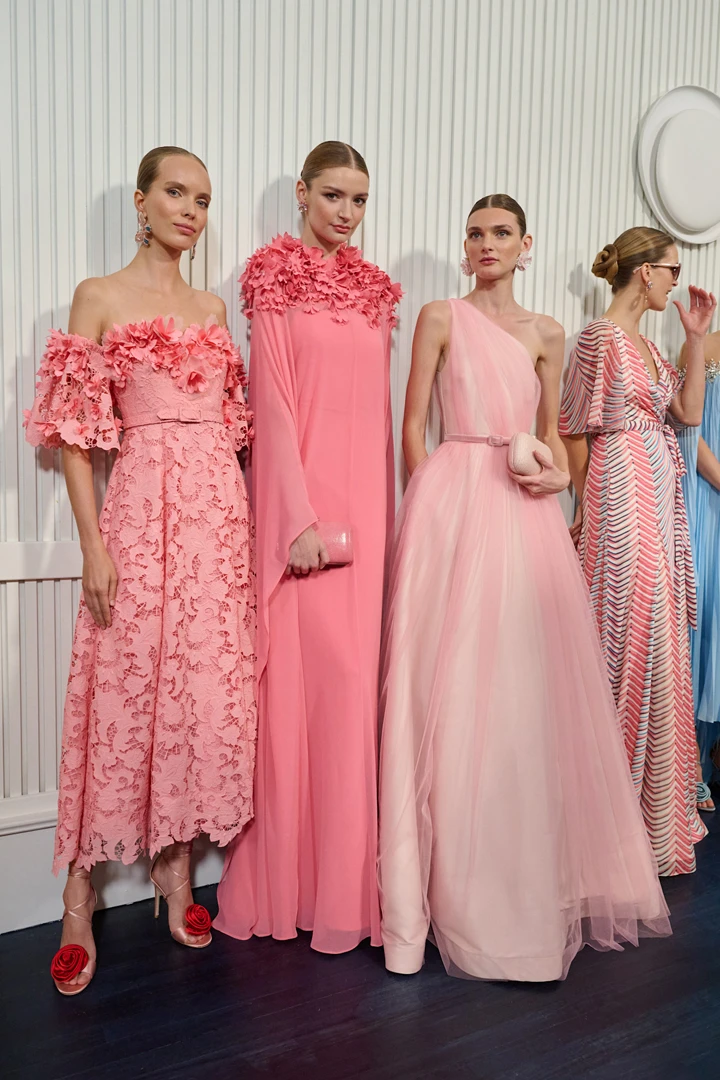 أجمل الفساتين السواريه من عروض أسبوع نيويورك للموضة لصيف 2025 لكل أسبوع موضة شيء يميزه، ويشتهر أسبوع نيويورك للموضة بالفساتين السواريه التي تضاهي