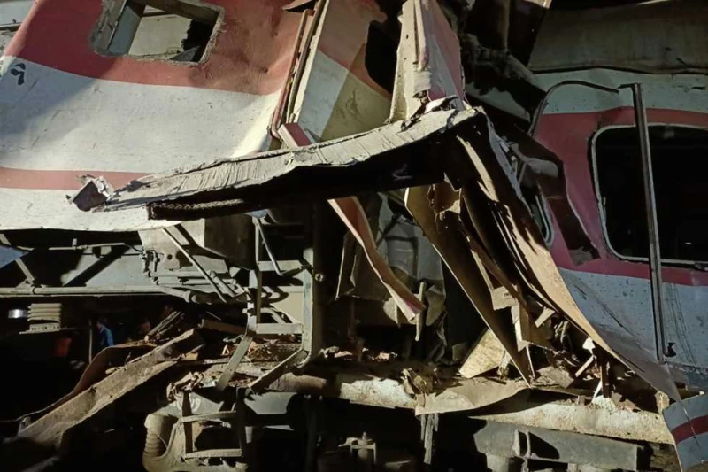 استمرار محاولات رفع العربات من على القضبان.. أحدث صور من موقع تصادم قطاري الزقازيق (حصري) أكدت مصادر مطلعة بهيئة السكة الحديد في تصريحات خاصة ل أفاق عربية استمرار محاولات رفع عربات