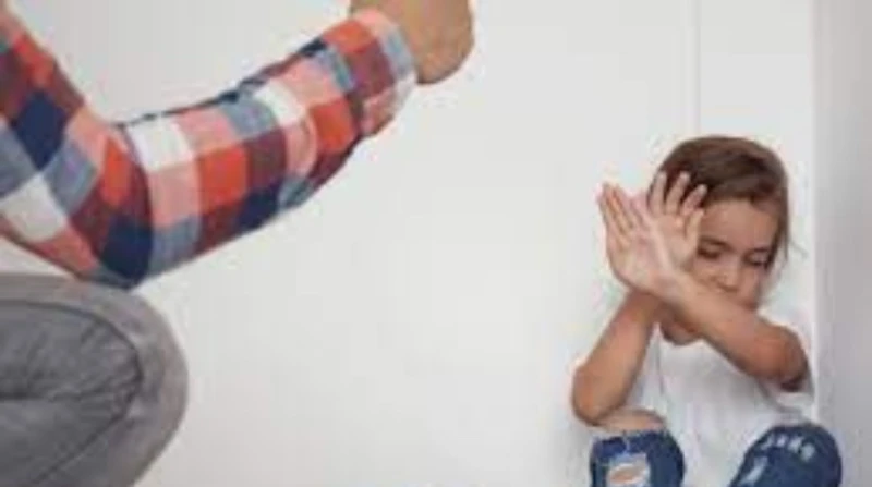 اكتئاب وخوف.. أضرار العقاب الجسدي للأطفال يلجأ الكثير من الآباء للعقوبات الجسدية أو النفسية مع أطفالهم، فمنهم من يعتمد هذا كأسلوب دائم للتربية