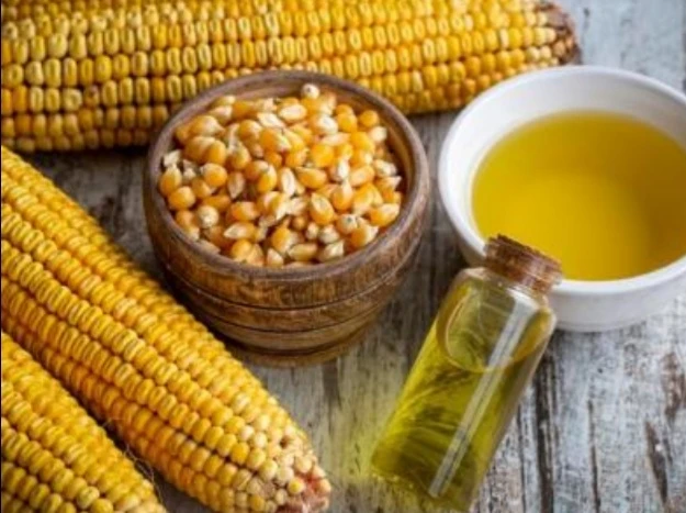 فوائد ماء الذرة للبشرة.. الترطيب الطبيعي والحمايةماء الذرة هو المستخلص الناتج عن غلي حبات الذرة، ويعتبر غنيا بالعناصر الغذائية والفيتامينات التي تقدم فوائد متعددة للبشرة. في هذا ال