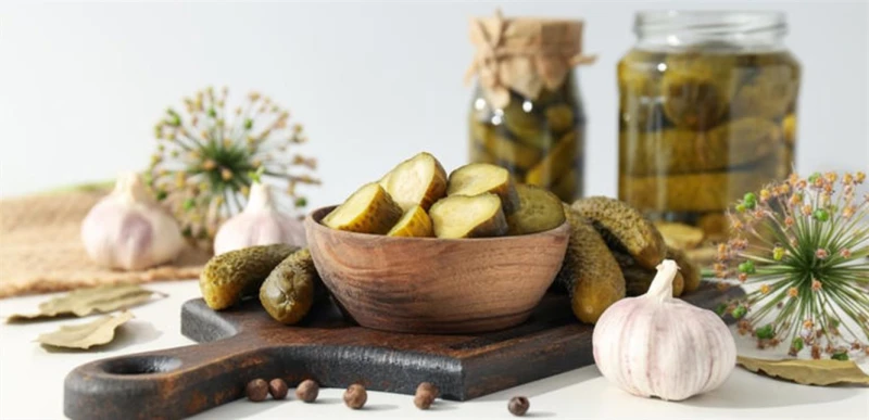 بين الفوائد والأضرار.. ماذا تعرف عن المخللات وتأثيرها على صحتك؟ صحة لقد ارتباط الملح بخطر الإصابة بارتفاع ضغط الدم واحتباس السوائل في الجسم، مما جعل