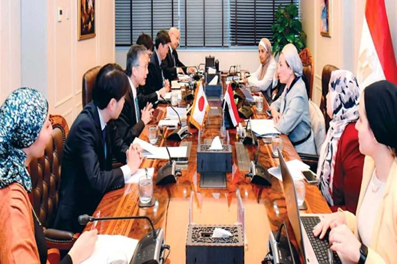 تعاون مصرى يابانى فى الحد من التلوث ومواجهة التغيرات المناخية التقت الدكتورة ياسمين فؤاد وزيرة البيئة مع السفير أوكا هيروشى السفير اليابانى بالقاهرة، والوفد المرافق له. بحث اللقاء 